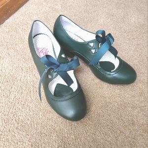 Pin Up Couture Modcloth Unique Vintage Dark Green Vintage Style Bow Ribbon Heels